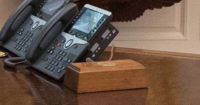 Дональд Трамп - Джо Байден - В Овальном кабинете убрали кнопку вызова официанта, установленную Трампом (фото) - focus.ua
