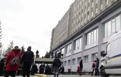 ЧП во Львовской больнице: сотни людей оказались на улице, кадры - lviv.politeka.net
