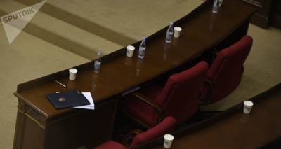 Левон Тер-Петросян - Гагик Джангирян и Давид Хачатурян стали судьями, несмотря на бойкот оппозиции - ru.armeniasputnik.am - Армения - Парламент
