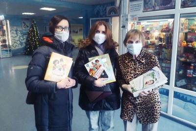 Олег Рой подарил книги пациентам детских онкоцентров в Петербурге - spb.mk.ru - Санкт-Петербург