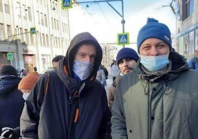 Юрий Дудь - Журналист Юрий Дудь пришел на митинг во Владивостоке. Местные СМИ пишут, что на улицах сейчас больше 4 тысяч человек - argumenti.ru - Москва - Владивосток