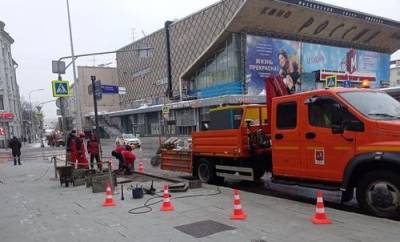 В Москве на Пушкинской площади колонны автозаков и строители. Они поставили перегородки и перекладывают плитку - argumenti.ru - Москва