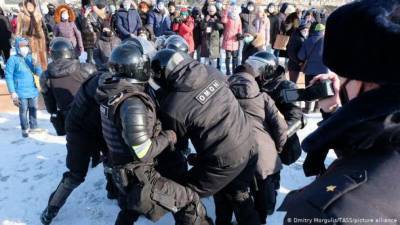 В РФ проходят массовые задержания на митингах в поддержку Навального - lenta.ua - Париж - Улан-Удэ - Якутск - Тель-Авив - Иркутск - Хабаровск - Нью-Йорк - Магадан - Рим - Владивосток - Чита - Амстердам - Южно-Сахалинск - Благовещенск
