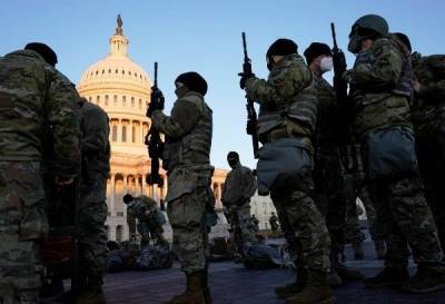 США: Солдат из Капитолия выгнали на улицу - newsland.com - США - Вашингтон