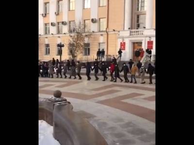 Навальный - Во Владивостоке протестующие оказывают сопротивление, а Улан-Удэ танцуют ёрох - sobesednik.ru - Новосибирск - Улан-Удэ - Владивосток