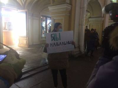 Алексей Навальный - Анна Кузнецова - Появились видео жестких задержаний на протестных акциях в России - rosbalt.ru - Приморье край - респ. Саха - Владивосток - Новосибирская обл. - Комсомольск