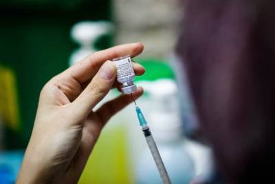 Крис Уитти - Медики призывают сократить разрыв между первой и второй дозой вакцины от COVID-19 - cursorinfo.co.il - Англия - Иерусалим