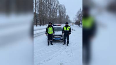 Сергей Пономарев - В воронежском райцентре полицейские в ледяной дождь толкали заглохшую машину - vestivrn.ru