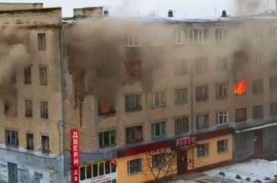 Людей вытаскивают из окон: в Павлограде вспыхнуло общежитие. ВИДЕО - from-ua.com - Днепропетровская обл. - Павлоград