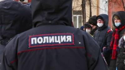 Алексей Навальный - Участники несанкционированной акции в Москве бросают в полицейских бутылки - 5-tv.ru - Москва