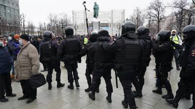 На несогласованной акции в Москве протестующие напали на полицейских - iz.ru - Москва