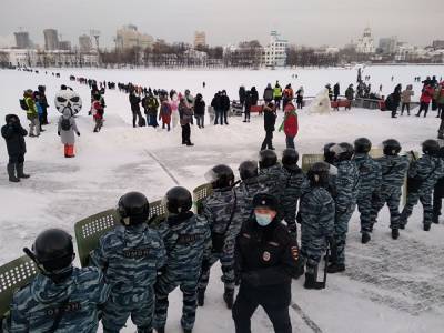 Алексей Навальный - В Екатеринбурге ОМОН разогнал акцию в поддержку Навального. Задержано больше 10 человек - znak.com - Екатеринбург
