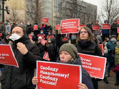 Алексей Навальный - В Москве митингующие разворачивают флаги России, ОМОН побил журналистов - znak.com - Москва