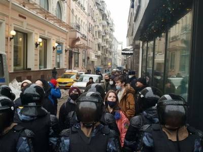 Алексей Навальный - В Москве начались задержания протестующих близ комплекса зданий ФСБ - rosbalt.ru - Москва