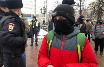 Ольга Ярославская - «Не трогайте ребёнка!»: в сеть попало видео с задержанием на митинге в Москве 14-летнего школьника - sharij.net - Москва
