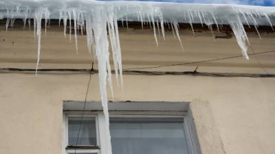В Саратове школьник погиб после обрушения льда с крыши жилого дома - mir24.tv - Саратов
