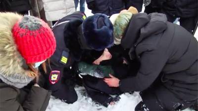 Полицейские оказали первую помощь мужчине на несогласованной акции в Красноярске - iz.ru - Красноярск
