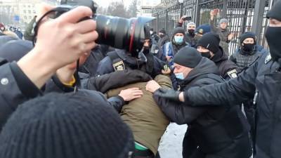 Алексей Навальный - На митинг за Навального у посольства РФ в Киеве напали неизвестные - news.bigmir.net - Россия - Киев - Посольство