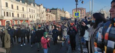 Алексей Навальный - Во Владивостоке после митинга возбуждены два дела о применении насилия к полицейским - znak.com - Приморье край - Владивосток