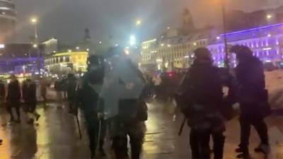 В Москве участники незаконного митинга напали на силовиков - iz.ru - Москва