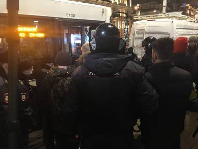 Алексей Навальный - В Петербурге на митинге в поддержку Навального задержали противника Навального - znak.com - Санкт-Петербург - Казань