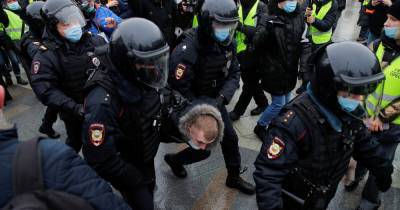 Журналисты, освещавшие акции протеста, пострадали от действий силовиков - readovka.news