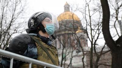 СК возбудил дело на ударившего двух полицейских на незаконной акции в Петербурге - iz.ru - Санкт-Петербург