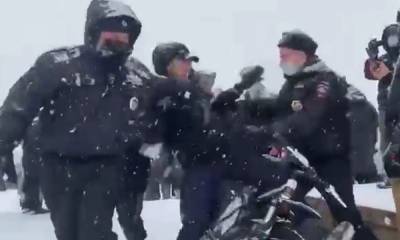 Алексей Навальный - Задержанных в Петрозаводске протестующих отпустили. Большой видеорепортаж о том, как всё было на акции в поддержку Навального - gubdaily.ru - Петрозаводск