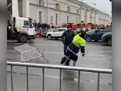 В Петербурге участник незаконного митинга напал на полицейского — видео - newsland.com - Москва - Санкт-Петербург - Владивосток