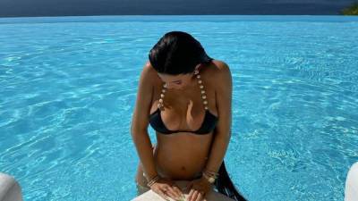 Кайли Дженнер - Кайли Дженнер выпятила пышную грудь в бассейне: сексуальные фото 18+ - 24tv.ua