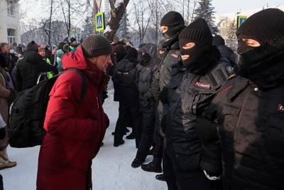 Алексей Навальный - В Челябинске арестован активист, который помог встать упавшему полицейскому - znak.com - Челябинск