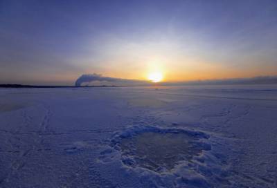 Фото: лед на Финском заливе и закатное солнце в Сосновом Бору - online47.ru