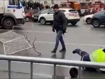 Алексей Навальный - Полицейские поймали мужчину, избившего гаишников в центре Петербурга - bloknot.ru - Санкт-Петербург
