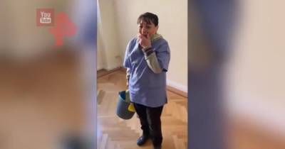Уборщице, которая 20 лет мыла полы, вручили ключи от пентхауса - ren.tv - США - Нью-Йорк