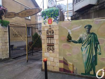 Золотой унитаз и цветы: в Одессе креативно украсили дворик (фото) - odessa-life.od.ua - Одесса