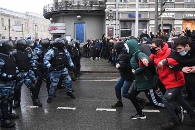 Юлия Иванова - СК возбудил четыре дела о нападении на полицейских в Москве - lenta.ru - Москва - район Пресненский