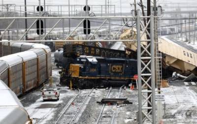 Семь вагонов грузового поезда сошли с рельсов в США - korrespondent.net - США