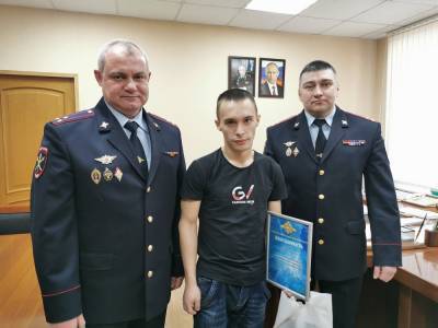 Полицейские поблагодарили сахалинца, который нашел девочку, упавшую в коллектор - sakhalin.info - Сахалинская обл. - Южно-Сахалинск