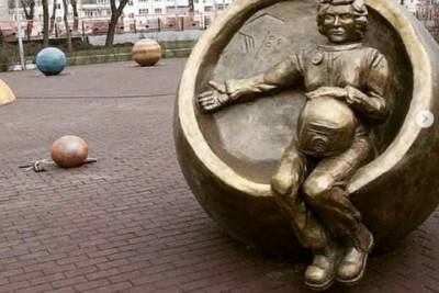 Валентина Терешкова - В Челябинске по требованию жителей демонтируют памятник беременной Терешковой - yar.mk.ru - Челябинск