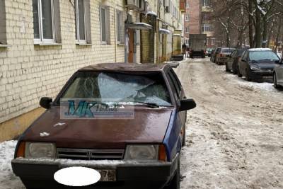 В Ярославле упавшая с крыши льдина разбила автомобиль - kostroma.mk.ru - Ярославль