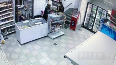 На Васильевском острове полицейские задержали мужчин, угрожавших продавцу магазина - piter.tv