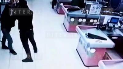 Видео: двое мужчин избили охранника магазина на Художников после кражи шоколада и алкоголя - piter.tv