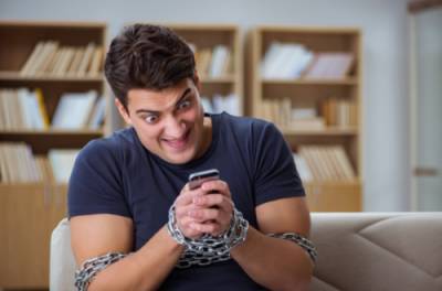 Дмитрий Синарев - Психолог назвал верные признаки зависимости от смартфона - from-ua.com