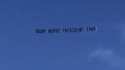 Дональд Трамп - Неизвестные оставили послание Трампу в небе над его резиденцией - iz.ru - Москва - США - шт.Флорида