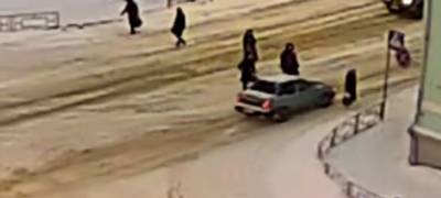 ГИБДД ищет водителя, едва не сбившего группу пешеходов в Петрозаводске (ВИДЕО) - stolicaonego.ru - Петрозаводск - республика Карелия