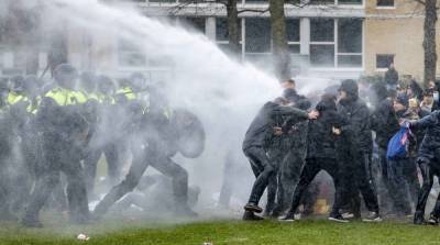 В Нидерландах протестующие сожгли пункт тестирования на COVID - ru.slovoidilo.ua - Украина - Голландия - Того - Амстердам