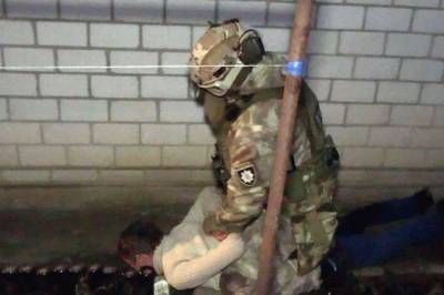 На Винничине мужчина с пистолетом ограбил магазин мобильной связи - real-vin.com - Винницкая обл.