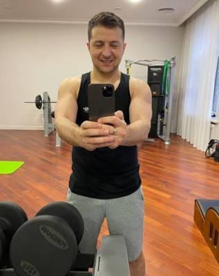 Владимир Зеленский - Петр Порошенко - "43 в паспорте, 30 в душе", 26 в рейтинге: Зеленский опубликовал селфи из спортзала в день рождения - nakanune.ru