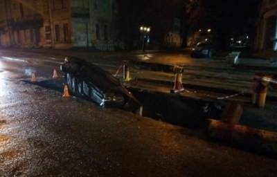 Автомобиль с людьми ушел под асфальт в Одессе: кадры ЧП попали на видео - odessa.politeka.net - Одесса