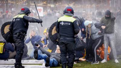 Марк Рютте - Нидерландская полиция применяет собак и водометы против митингующих, пока Европа критикует Россию - news-front.info - Голландия